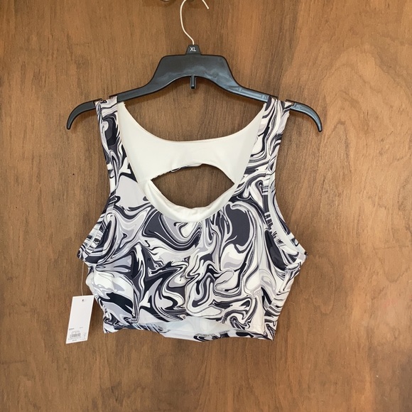3/$15 So sporty cutout top retro abstract print black white gray swirly print - Picture 11 of 12